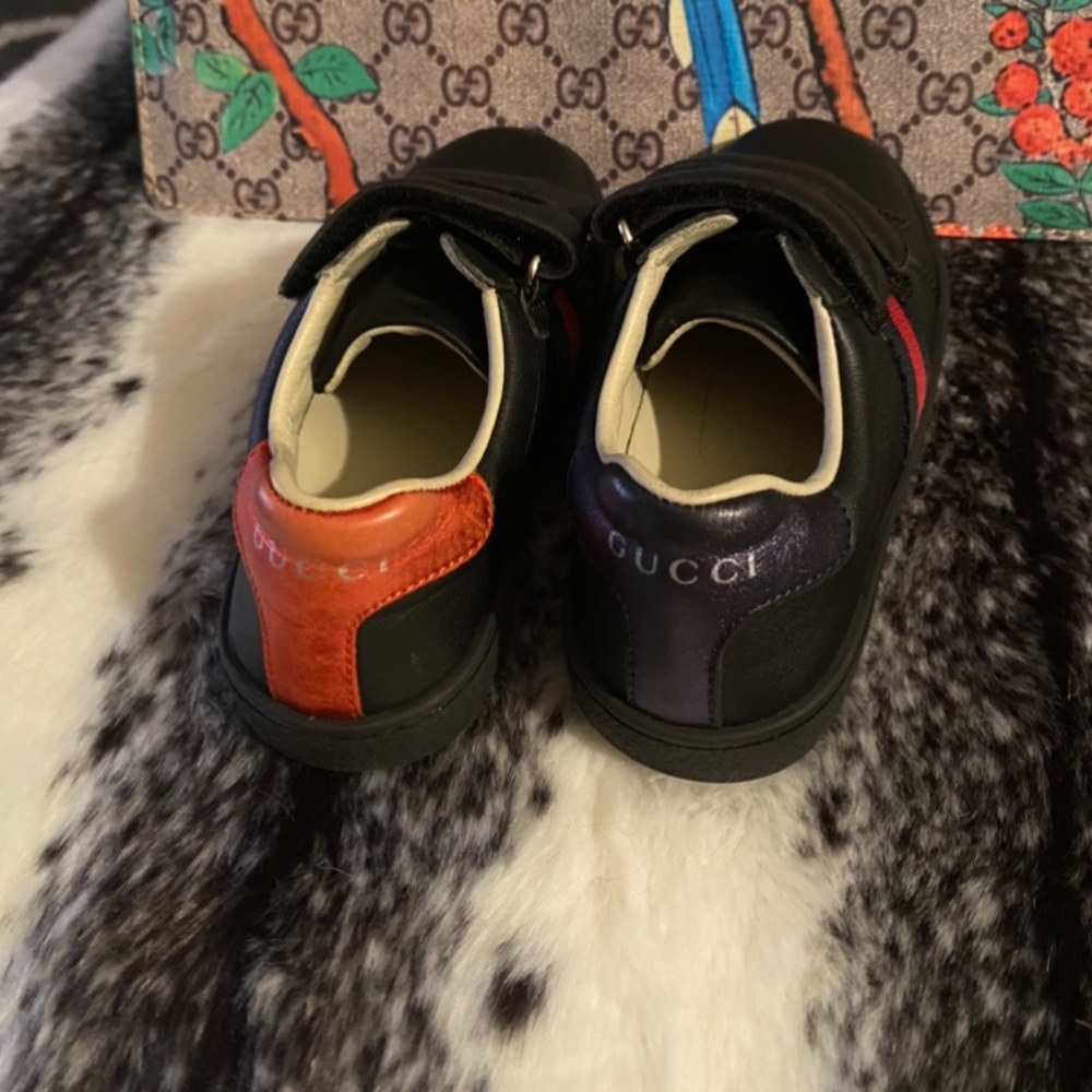 Authentic Gucci shoe kid size 26 coming from a non smoking home